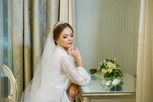 Novia Con Abrigo Blanco Velo Sienta Mesa Maquillaje — Foto de Stock