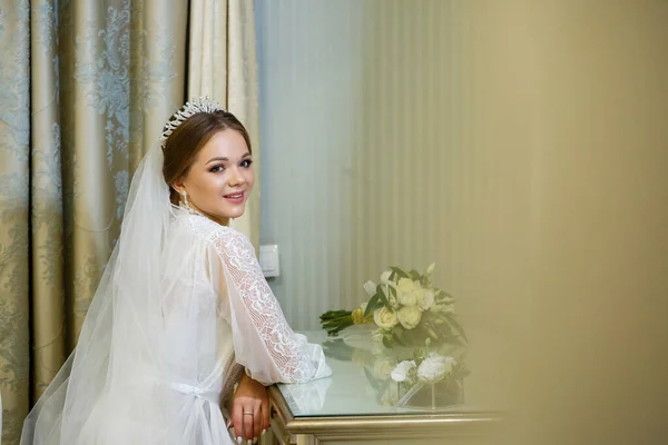 Noiva Casaco Branco Véu Senta Mesa Maquiagem — Fotografia de Stock