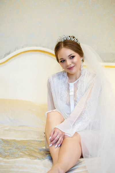 Die Braut Weißen Mantel Auf Dem Bett Einem Hochzeitsmorgen — Stockfoto