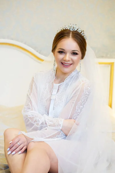 Sposa Con Cappotto Bianco Sul Letto Una Mattina Nozze — Foto Stock