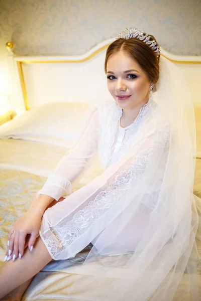 Pengantin Dalam Mantel Putih Tempat Tidur Pagi Pernikahan — Stok Foto