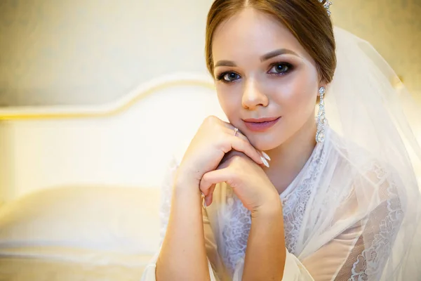 Sposa Con Cappotto Bianco Sul Letto Una Mattina Nozze — Foto Stock