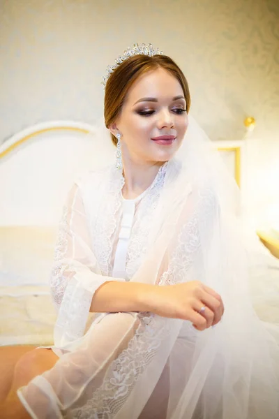 Die Braut Weißen Mantel Auf Dem Bett Einem Hochzeitsmorgen — Stockfoto