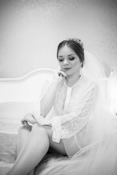 Mattina Una Bella Sposa Delicato Cappotto Bianco — Foto Stock