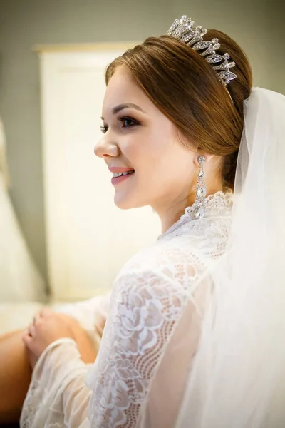 Невеста Белом Халате Кровати Свадебное Утро — стоковое фото