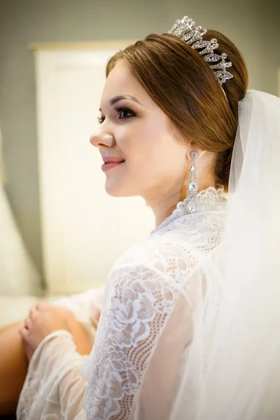 Noiva Casaco Branco Cama Uma Manhã Casamento — Fotografia de Stock