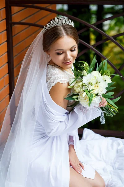 Bela Noiva Véu Casaco Branco Senta Cobertor Com Buquê Casamento — Fotografia de Stock