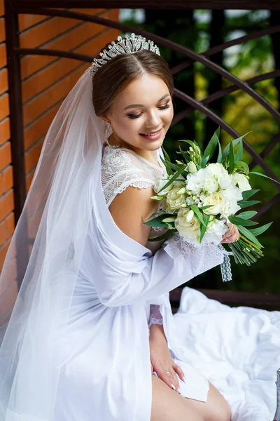 Bela Noiva Véu Casaco Branco Senta Cobertor Com Buquê Casamento — Fotografia de Stock