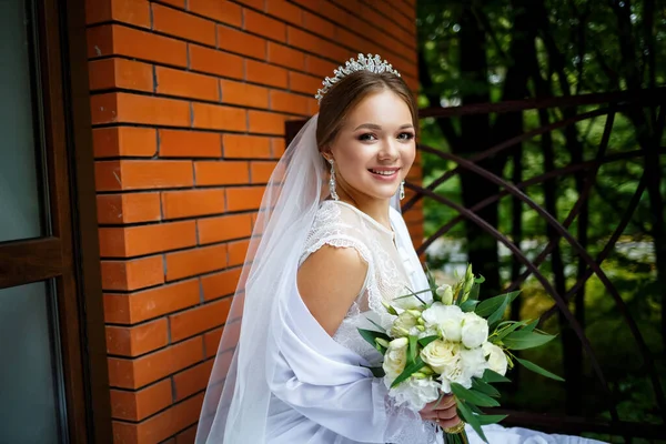 Bela Noiva Véu Casaco Branco Senta Cobertor Com Buquê Casamento — Fotografia de Stock