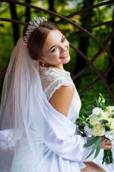 Schöne Braut Schleier Und Weißem Mantel Sitzt Auf Einer Decke — Stockfoto