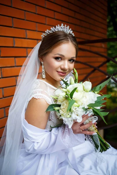 Mooie Bruid Sluier Witte Jas Zit Een Deken Met Een — Stockfoto