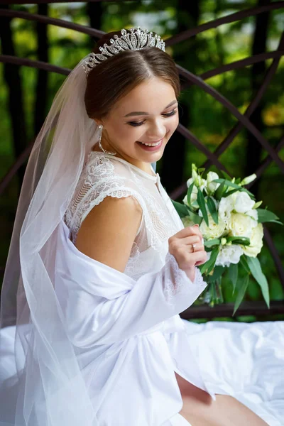 Bela Noiva Véu Casaco Branco Senta Cobertor Com Buquê Casamento — Fotografia de Stock