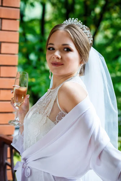 Bela Noiva Casaco Branco Varanda Bebe Champanhe — Fotografia de Stock