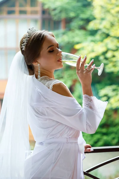 Cantik Pengantin Dalam Mantel Putih Balkon Minum Sampanye — Stok Foto