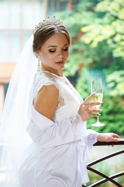 Schöne Braut Weißen Mantel Auf Dem Balkon Trinkt Champagner — Stockfoto