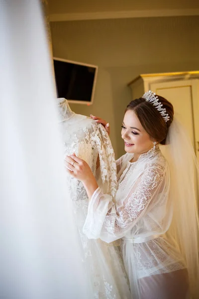 Bride Dresses Her White Wedding Dress — Stock Photo, Image