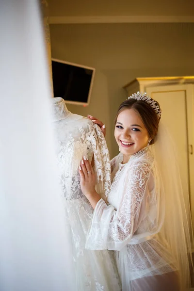 Braut Kleidet Ihr Weißes Hochzeitskleid — Stockfoto