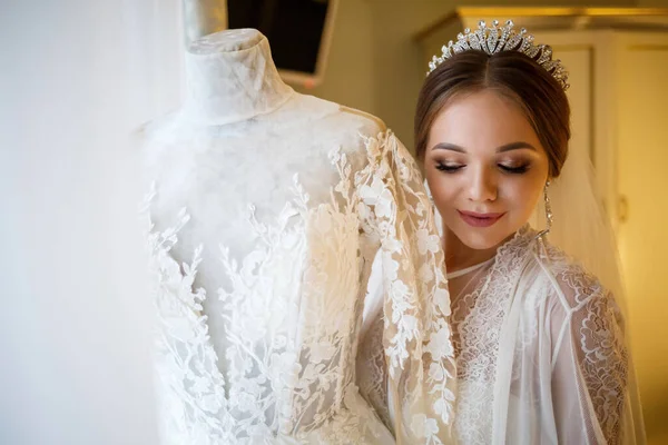 Braut Kleidet Ihr Weißes Hochzeitskleid — Stockfoto