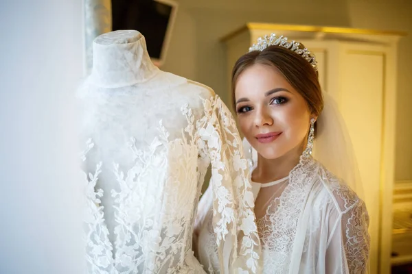 Bride Dresses Her White Wedding Dress — Stock Photo, Image