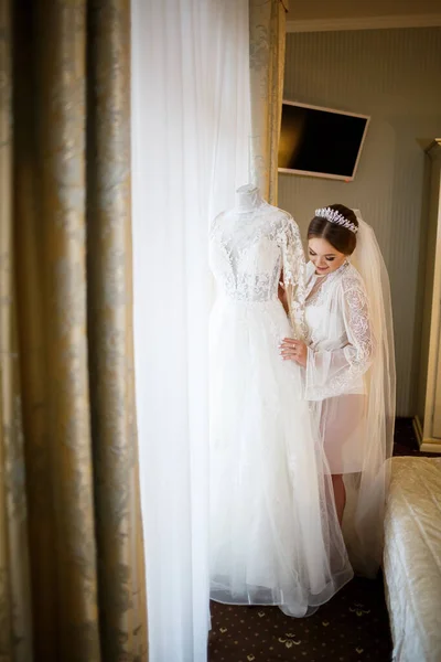 Невеста Одевает Белое Свадебное Платье — стоковое фото