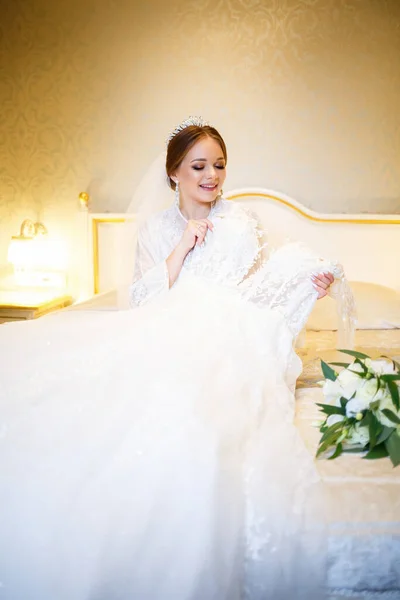 Bride Dresses Her White Wedding Dress — Stock Photo, Image