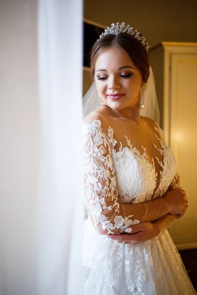 Braut Kleidet Ihr Weißes Hochzeitskleid — Stockfoto
