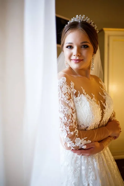 Braut Kleidet Ihr Weißes Hochzeitskleid — Stockfoto