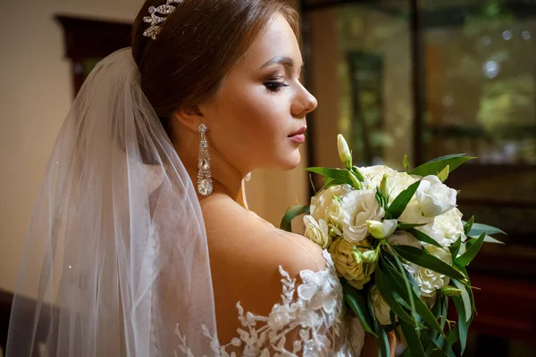 Невеста Красивом Белом Платье День Свадьбы Букетом Руках — стоковое фото