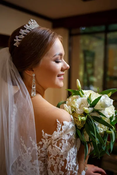 Braut Einem Schönen Weißen Kleid Hochzeitstag Mit Einem Strauß Der — Stockfoto