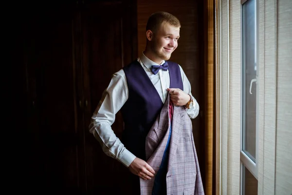 Cara Com Uma Camisa Branca Calças Veste Dia Casamento — Fotografia de Stock