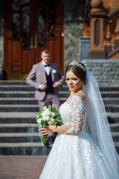 Nevěsta Bílých Svatebních Šatech Ženich Obleku Pozadí Cihlové Budovy Velkými — Stock fotografie