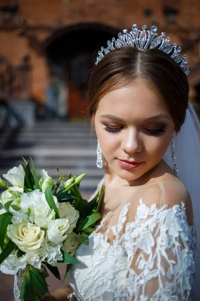 Mariée Dans Une Robe Blanche Avec Bouquet Dans Ses Mains — Photo
