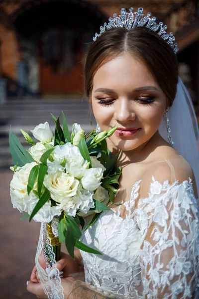 Noiva Vestido Branco Com Buquê Suas Mãos Uma Coroa Sua — Fotografia de Stock