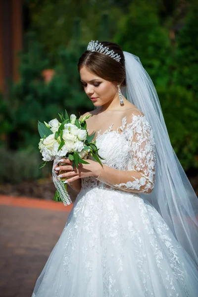 Noiva Vestido Branco Com Buquê Suas Mãos Uma Coroa Sua — Fotografia de Stock