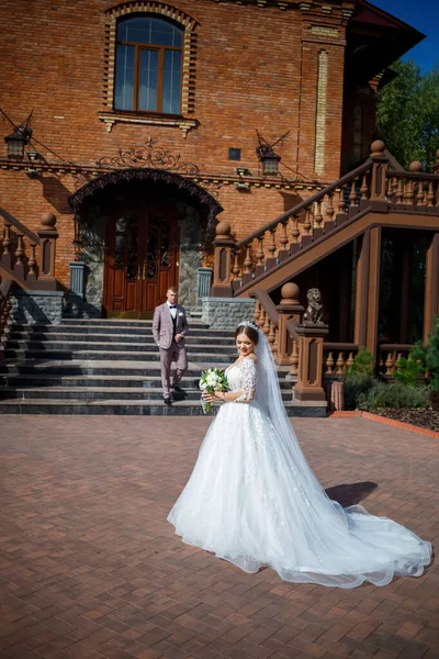 Bride White Wedding Dress Groom Suit Background Brick Building Large — Stock Photo, Image