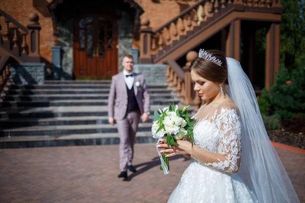 Bruid Een Witte Trouwjurk Bruidegom Een Pak Achtergrond Van Een — Stockfoto