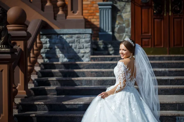 Braut Einem Schönen Weißen Und Langen Kleid Vor Einem Backsteingebäude — Stockfoto