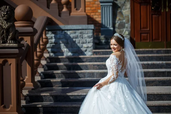 Menyasszony Egy Gyönyörű Fehér Hosszú Ruha Háttérben Egy Tégla Épület — Stock Fotó