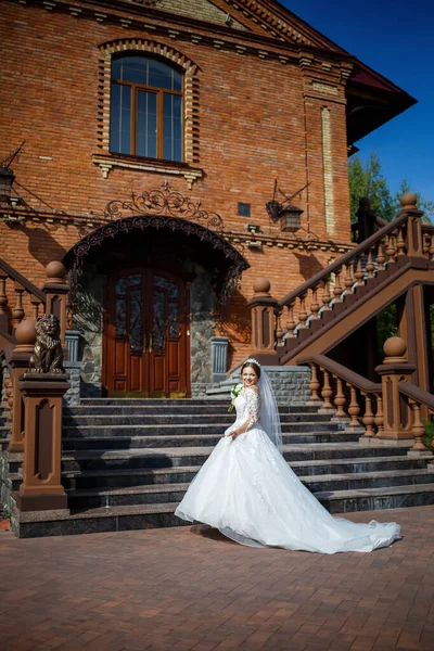 Noiva Belo Vestido Branco Longo Fundo Edifício Tijolo — Fotografia de Stock