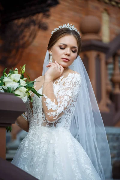 Noiva Vestido Branco Com Buquê Suas Mãos Uma Coroa Sua — Fotografia de Stock