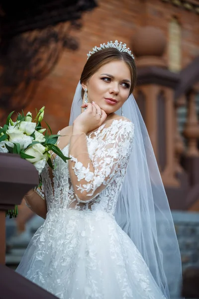 Noiva Vestido Branco Com Buquê Suas Mãos Uma Coroa Sua — Fotografia de Stock