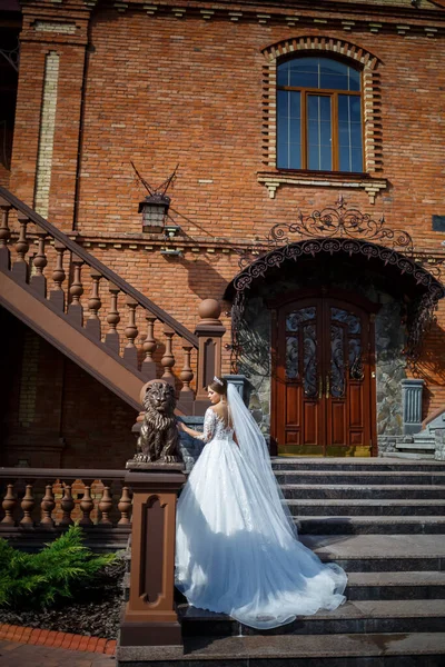Νύφη Ένα Όμορφο Λευκό Και Μακρύ Φόρεμα Φόντο Ενός Κτιρίου — Φωτογραφία Αρχείου
