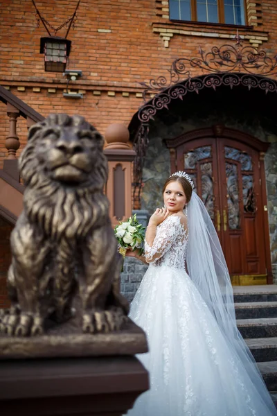 Noiva Vestido Branco Com Buquê Suas Mãos Uma Coroa Sua — Fotografia de Stock