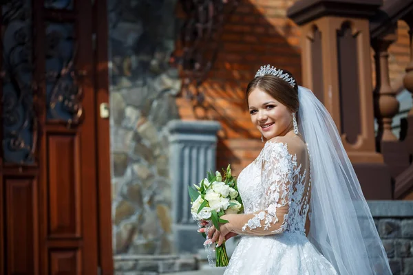 Noiva Vestido Branco Com Buquê Suas Mãos Uma Coroa Sua — Fotografia de Stock