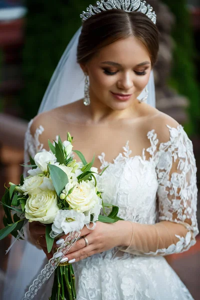 Noiva Vestido Branco Com Buquê Suas Mãos Uma Coroa Sua — Fotografia de Stock