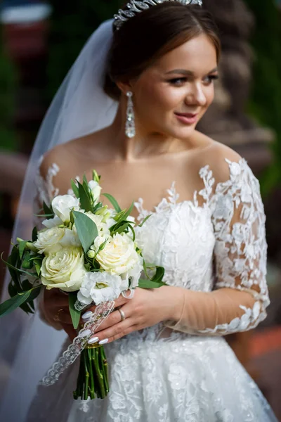 Noiva Vestido Branco Com Buquê Suas Mãos Uma Coroa Sua — Fotografia de Stock