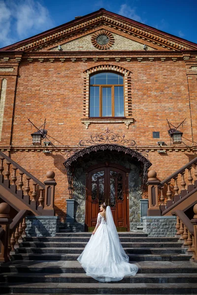 Νύφη Ένα Όμορφο Λευκό Και Μακρύ Φόρεμα Φόντο Ενός Κτιρίου — Φωτογραφία Αρχείου