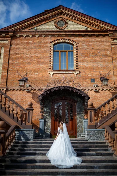 Noiva Belo Vestido Branco Longo Fundo Edifício Tijolo — Fotografia de Stock