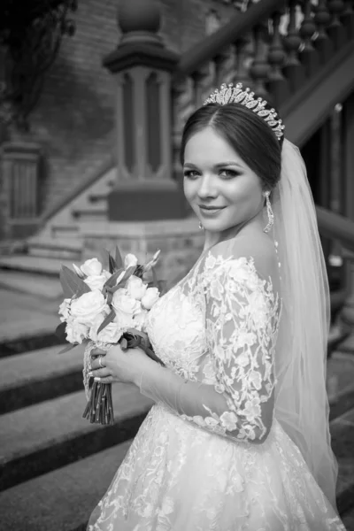 Braut Einem Weißen Kleid Mit Einem Strauß Den Händen Und — Stockfoto