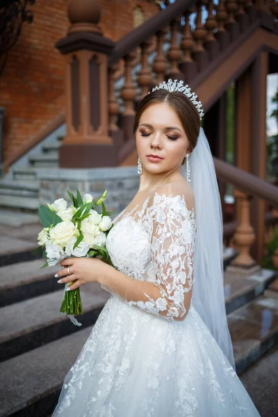 Noiva Vestido Branco Com Buquê Suas Mãos Uma Coroa Sua — Fotografia de Stock